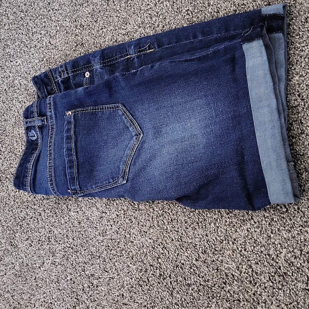 Jean shorts with a cuff.